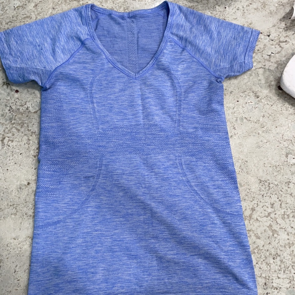 Blue LULULEMON Swiftly t-shirt (with defect)
